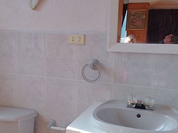 Casa de vivienda de 3 pisos con 2 suites y piscina, sector La Primavera, Cumbayá