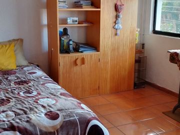 Casa de vivienda de 3 pisos con 2 suites y piscina, sector La Primavera, Cumbayá