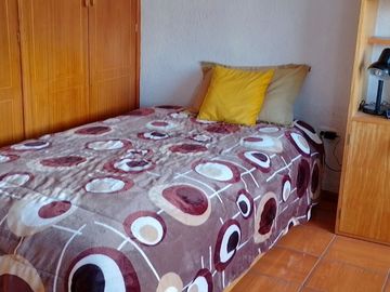 Casa de vivienda de 3 pisos con 2 suites y piscina, sector La Primavera, Cumbayá