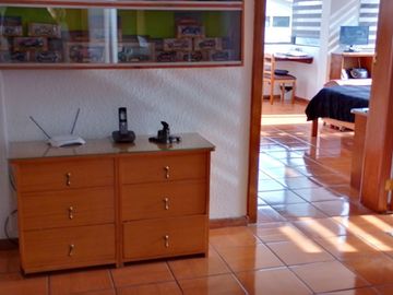 Casa de vivienda de 3 pisos con 2 suites y piscina, sector La Primavera, Cumbayá