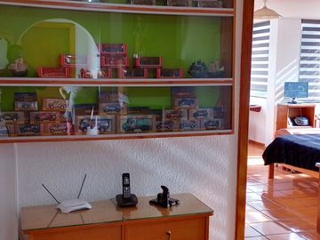 Casa de vivienda de 3 pisos con 2 suites y piscina, sector La Primavera, Cumbayá