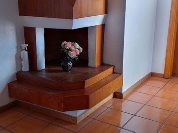 Casa de vivienda de 3 pisos con 2 suites y piscina, sector La Primavera, Cumbayá