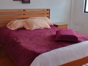 Casa de vivienda de 3 pisos con 2 suites y piscina, sector La Primavera, Cumbayá