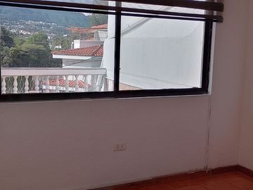 Casa de vivienda de 3 pisos con 2 suites y piscina, sector La Primavera, Cumbayá