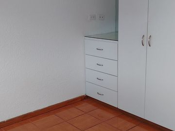 Casa de vivienda de 3 pisos con 2 suites y piscina, sector La Primavera, Cumbayá