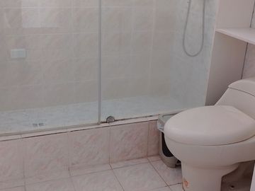 Casa de vivienda de 3 pisos con 2 suites y piscina, sector La Primavera, Cumbayá