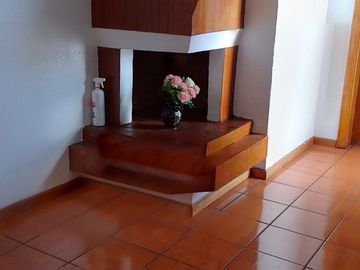 Casa de vivienda de 3 pisos con 2 suites y piscina, sector La Primavera, Cumbayá
