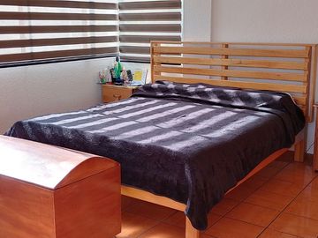 Casa de vivienda de 3 pisos con 2 suites y piscina, sector La Primavera, Cumbayá