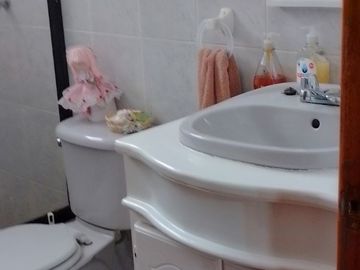 Casa de vivienda de 3 pisos con 2 suites y piscina, sector La Primavera, Cumbayá