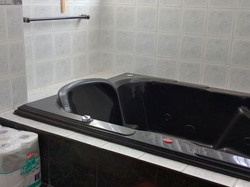 Casa de vivienda de 3 pisos con 2 suites y piscina, sector La Primavera, Cumbayá