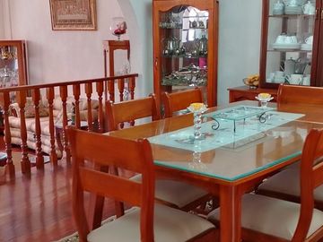 Casa de vivienda de 3 pisos con 2 suites y piscina, sector La Primavera, Cumbayá