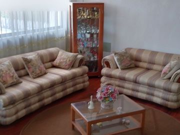 Casa de vivienda de 3 pisos con 2 suites y piscina, sector La Primavera, Cumbayá