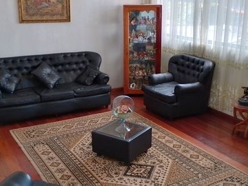 Casa de vivienda de 3 pisos con 2 suites y piscina, sector La Primavera, Cumbayá