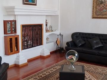 Casa de vivienda de 3 pisos con 2 suites y piscina, sector La Primavera, Cumbayá