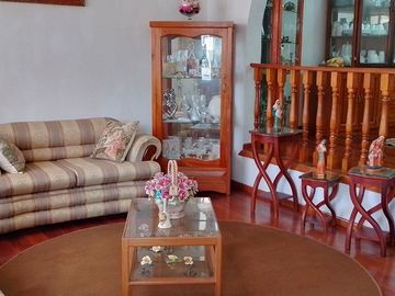 Casa de vivienda de 3 pisos con 2 suites y piscina, sector La Primavera, Cumbayá