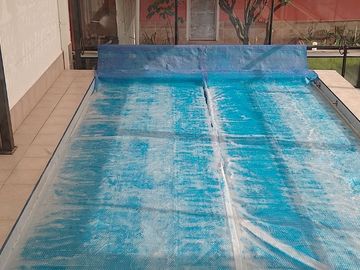 Casa de vivienda de 3 pisos con 2 suites y piscina, sector La Primavera, Cumbayá