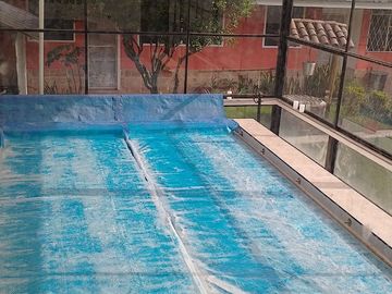 Casa de vivienda de 3 pisos con 2 suites y piscina, sector La Primavera, Cumbayá