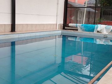 Casa de vivienda de 3 pisos con 2 suites y piscina, sector La Primavera, Cumbayá