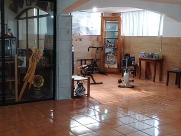 Casa de vivienda de 3 pisos con 2 suites y piscina, sector La Primavera, Cumbayá