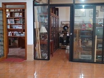 Casa de vivienda de 3 pisos con 2 suites y piscina, sector La Primavera, Cumbayá