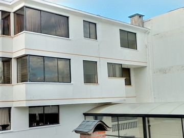 Casa de vivienda de 3 pisos con 2 suites y piscina, sector La Primavera, Cumbayá