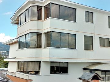 Casa de vivienda de 3 pisos con 2 suites y piscina, sector La Primavera, Cumbayá