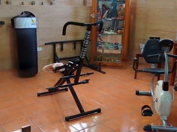 Casa de vivienda de 3 pisos con 2 suites y piscina, sector La Primavera, Cumbayá