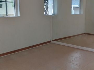 Casa de vivienda de 3 pisos con 2 suites y piscina, sector La Primavera, Cumbayá