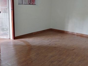 Casa de vivienda de 3 pisos con 2 suites y piscina, sector La Primavera, Cumbayá