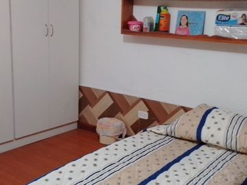 Casa de vivienda de 3 pisos con 2 suites y piscina, sector La Primavera, Cumbayá