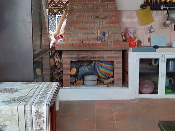 Casa de vivienda de 3 pisos con 2 suites y piscina, sector La Primavera, Cumbayá