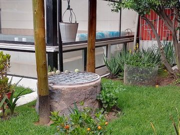 Casa de vivienda de 3 pisos con 2 suites y piscina, sector La Primavera, Cumbayá
