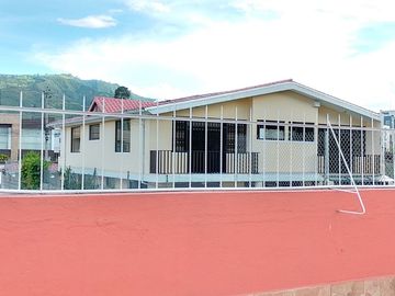 Casa de vivienda de 3 pisos con 2 suites y piscina, sector La Primavera, Cumbayá