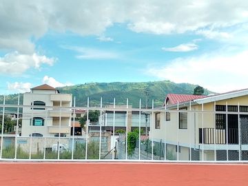 Casa de vivienda de 3 pisos con 2 suites y piscina, sector La Primavera, Cumbayá