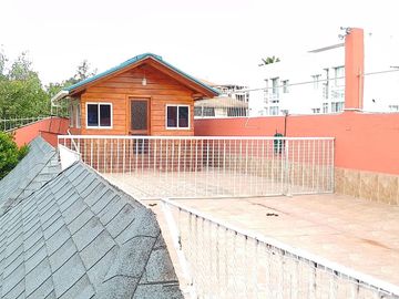 Casa de vivienda de 3 pisos con 2 suites y piscina, sector La Primavera, Cumbayá