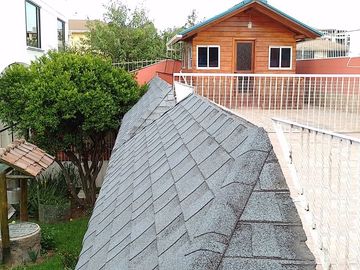 Casa de vivienda de 3 pisos con 2 suites y piscina, sector La Primavera, Cumbayá