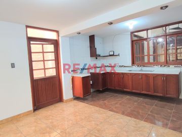 Casa Multifamiliar Con Cochera A Un Paso De La Estacion San Carlos
