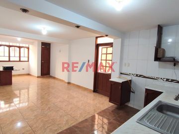 Casa Multifamiliar Con Cochera A Un Paso De La Estacion San Carlos