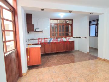 Casa Multifamiliar Con Cochera A Un Paso De La Estacion San Carlos