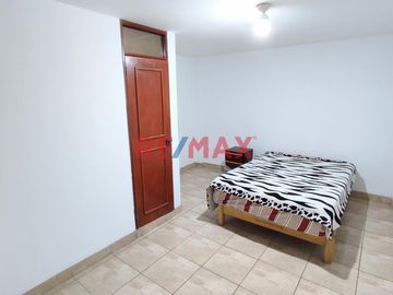 Casa Multifamiliar Con Cochera A Un Paso De La Estacion San Carlos