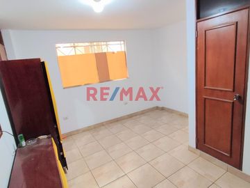 Casa Multifamiliar Con Cochera A Un Paso De La Estacion San Carlos