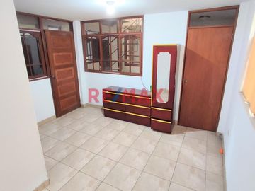 Casa Multifamiliar Con Cochera A Un Paso De La Estacion San Carlos