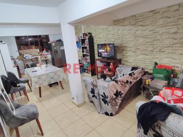 Casa Multifamiliar Con Cochera A Un Paso De La Estacion San Carlos