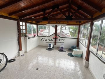 Casa en conjunto cerrado Hacienda la Antigua, sector Lagos del Cacique.