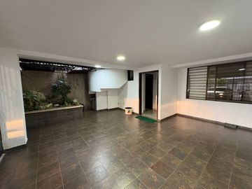 Casa de 240 m², ideal para negocio u hogar, 2 pisos en zona estratégica