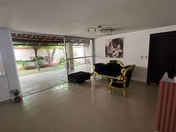 Casa de 240 m², ideal para negocio u hogar, 2 pisos en zona estratégica