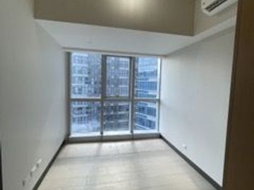 BEST PRICE!!! 3 Bedrooms Unit with Parking for Sale in Uptown Parksuites, BGC, Taguig City