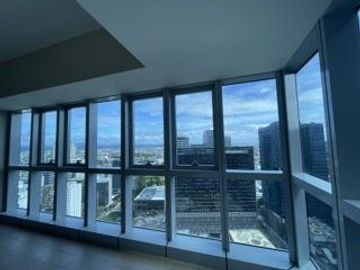 BEST PRICE!!! 3 Bedrooms Unit with Parking for Sale in Uptown Parksuites, BGC, Taguig City