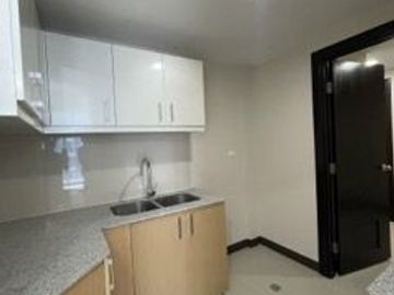 BEST PRICE!!! 3 Bedrooms Unit with Parking for Sale in Uptown Parksuites, BGC, Taguig City