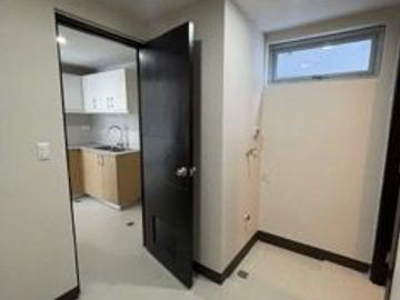 BEST PRICE!!! 3 Bedrooms Unit with Parking for Sale in Uptown Parksuites, BGC, Taguig City